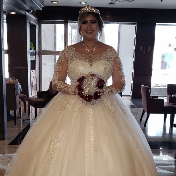 BEAUTIFUL WEDDING DRESS - Picture 3 of 3